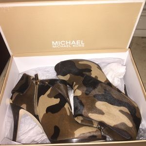 Michael KORS Camouflage Boots